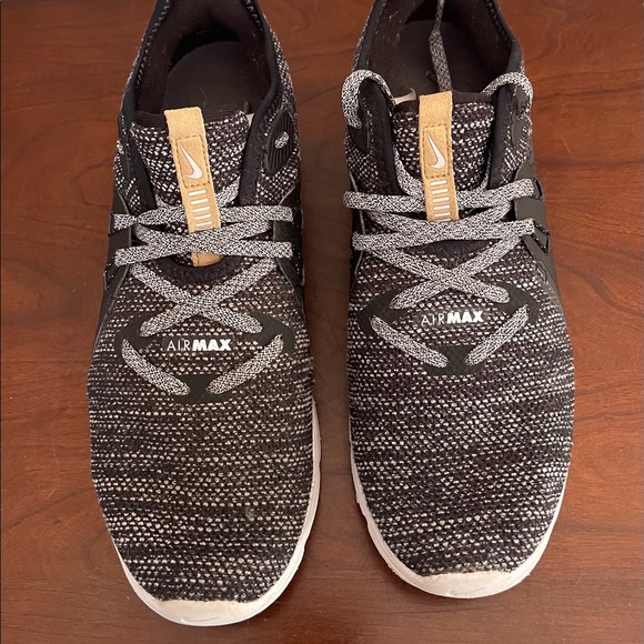 Women’s Nike AirMAX - Picture 2 of 3